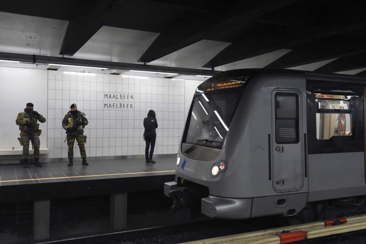 Atac cu cuțitul într-o stație de metrou! O femeie a fost grav rănită