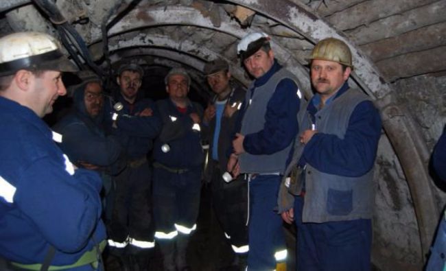 Grevă în Valea Jiului! Peste 100 de mineri s-au blocat în subteran, din cauza întârzierii salariilor