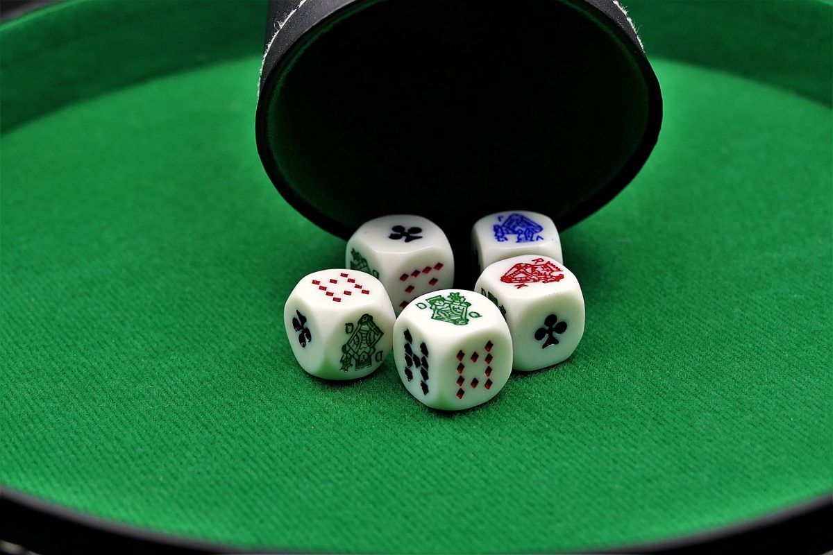 O seară de poker cu 15 persoane, oprită de polițiști. Unul dintre participanți trebuia să fie în carantină