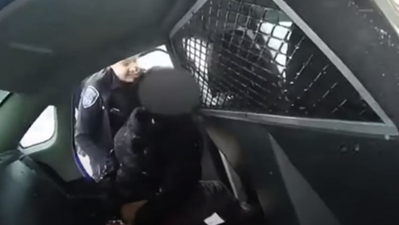 Scene incredibile în SUA! O fetița de culoare, în vârstă de 9 ani, maltratată de poliție. VIDEO