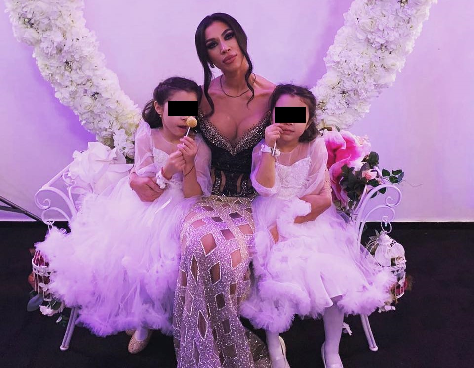 Raluca, alături de cele două fetițe pe care le are cu Pepe; poza a fost publicată pe 31 octombrie 2019 © Facebook