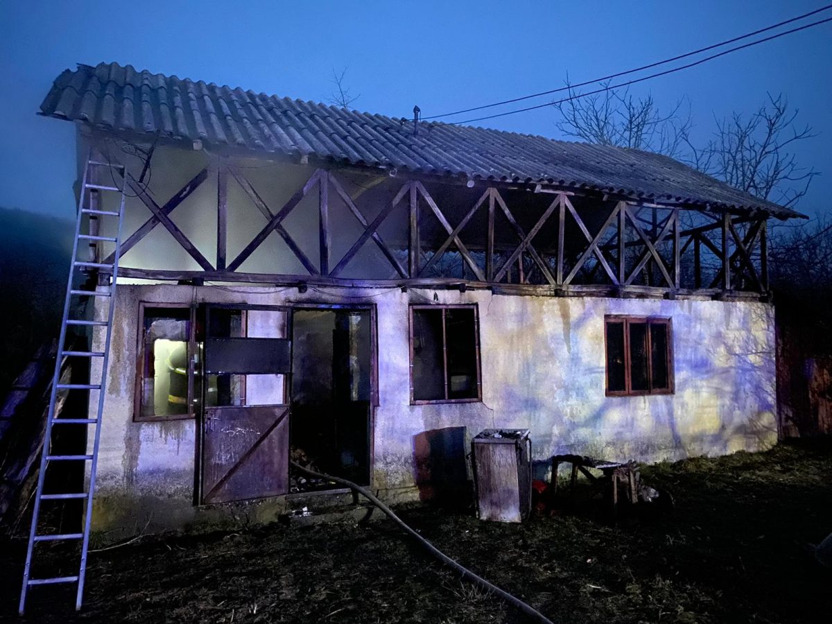 Victimele sezonului rece! Au vrut să se încălzească, dar au sfârșit în casele incendiate