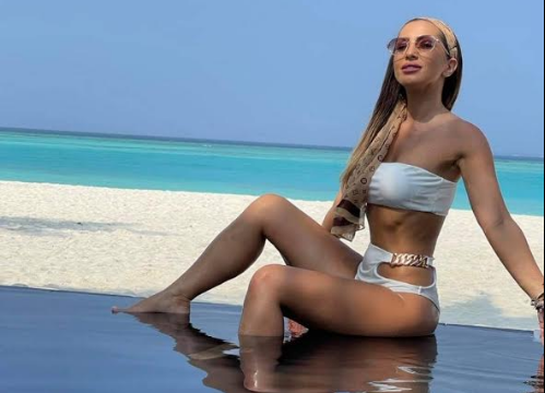 Imagine Stire Imagini provocatoare cu artista Livia Pop! A încins imaginația bărbaților pe plajă, în Maldive | 2review.ro