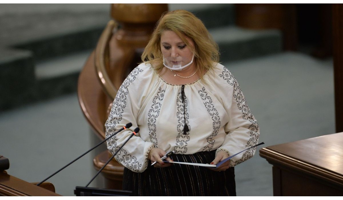 Imagini incredibile cu Diana Șoșoacă. Cum a sfidat senatoarea, din nou pandemia participând la o petrecere ilegală unde i-a făcut dedicații lui Raed Arafat