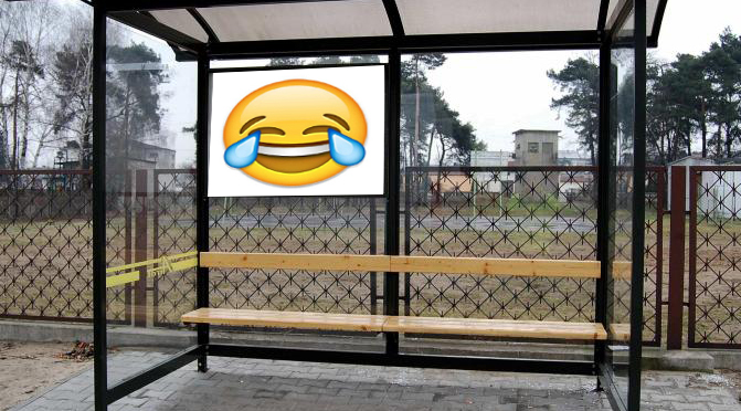 Imagine Stire Bancul Zilei | Un polițist local așteapta autobuzul, iar în stație au ajuns o femeie și fiul ei: “Mama, de ce nu a venit autobuzul?” | 2review.ro