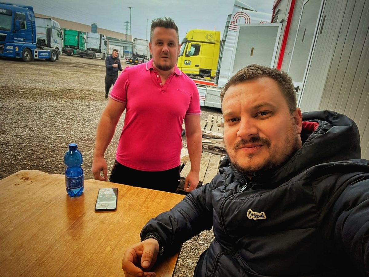 Serie incredibile de „infracțiuni” comise de un șofer de TIR român. A furat marfă, s-a certat cu iubita și a băut până a adormit
