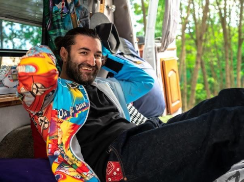 Imagine Stire Smiley, profund impresionat de o tânără cu forme apetisante. Cine e femeia care l-a făcut pe artist să-și iasă din minți | 2review.ro