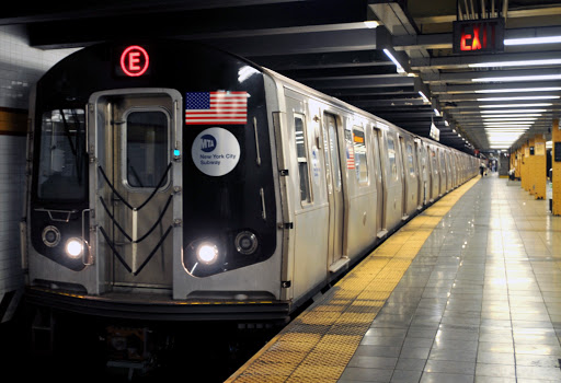 Metodă inedită! Cum îi fac autoritățile din New York atenți pe călătorii de la metrou la regulile de protecție sanitară