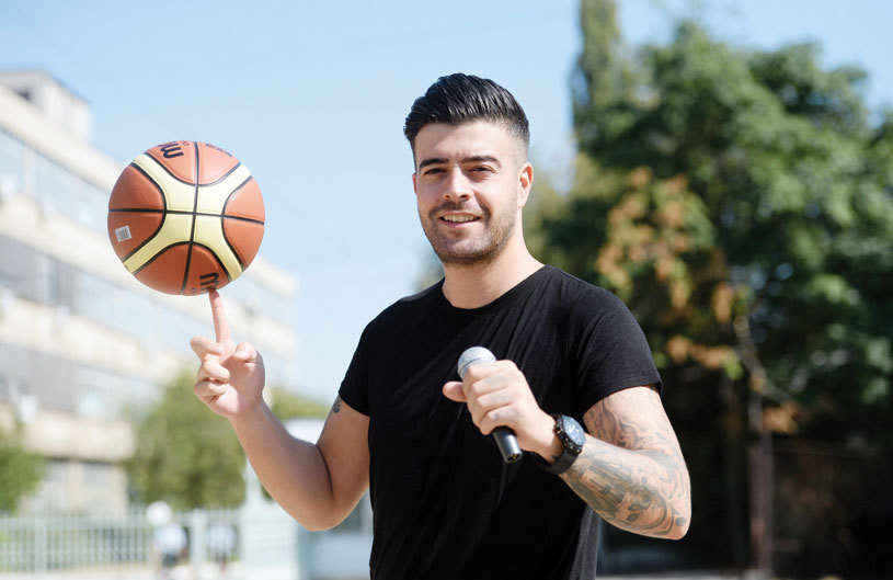 Imagine Stire Râzi cu lacrimi! Cum arăta Speak în copilărie. Răzvan Fodor s-a amuzat teribil „Nu am văzut așa biberoane în viața mea” | 2review.ro