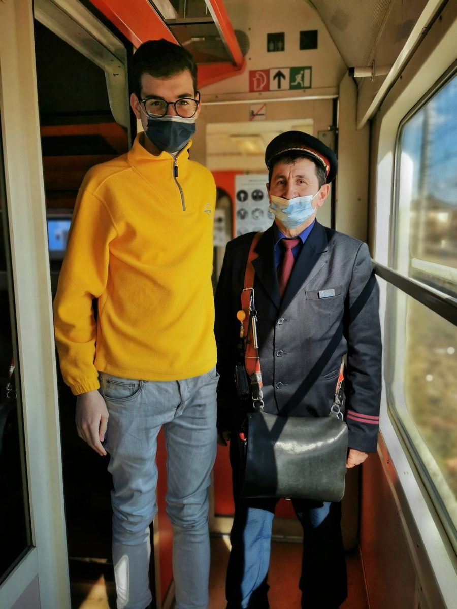 Controlorul din tren, din nou în atenția tuturor. Cum a salvat omul un vagon de la incendiu