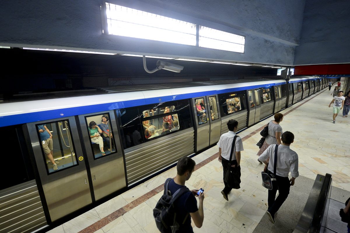 Metroul bucureștean, marcat de un nou incident. Un bărbat a alunecat, pe șine, în stația Unirii