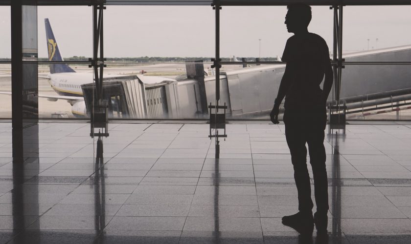 Imagine Stire Pandemia le pune bețe-n roate îndrăgostiților! Un american nu a fost lăsat să intre în România, unde voia să se mute pentru iubita sa | 2review.ro