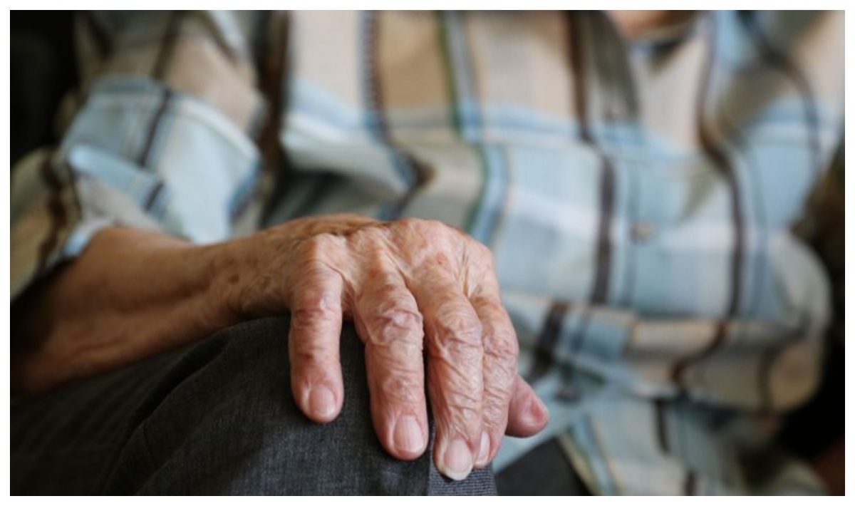 Imagine Stire O bătrânică și-a lăsat încălțările pline de noroi la intrarea unui magazin. Imaginile au impresionat pe toată lumea | 2review.ro