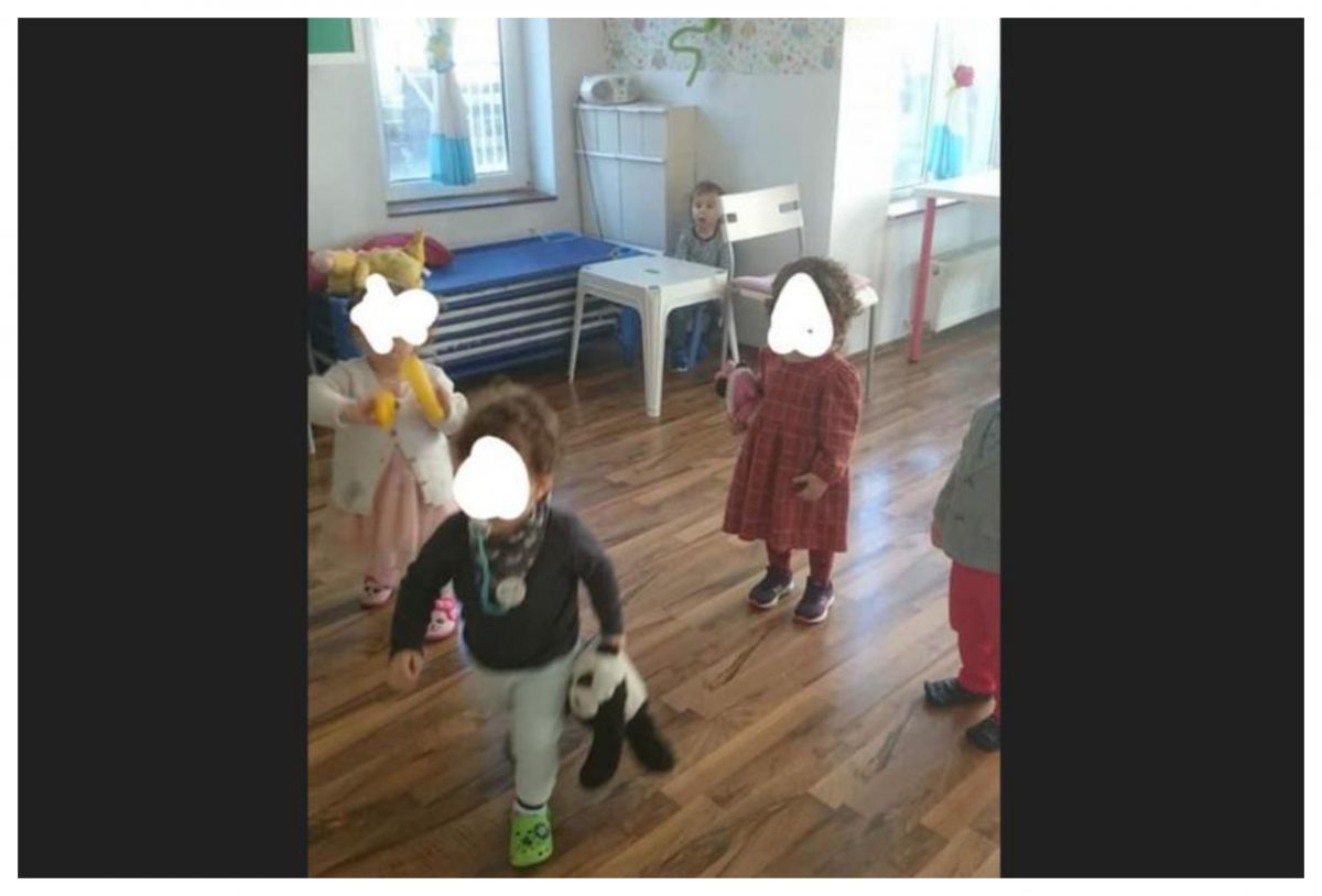 Copil de 2 ani ținut departe de ceilalți copii de la grădiniță. Educatoarea: ”Nu am avut de ales!”