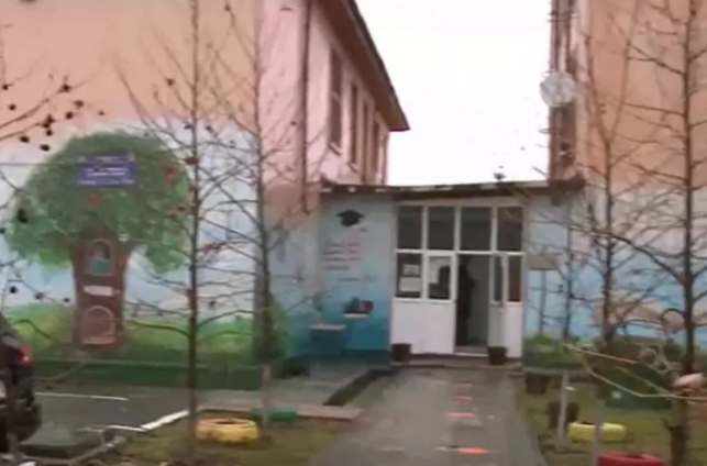 Imagine Stire Doi elevi de generală au făcut sex în toaleta școlii. Directorul adjunct: „Nu a durat foarte, foarte mult, ci chiar foarte puțin” | 2review.ro