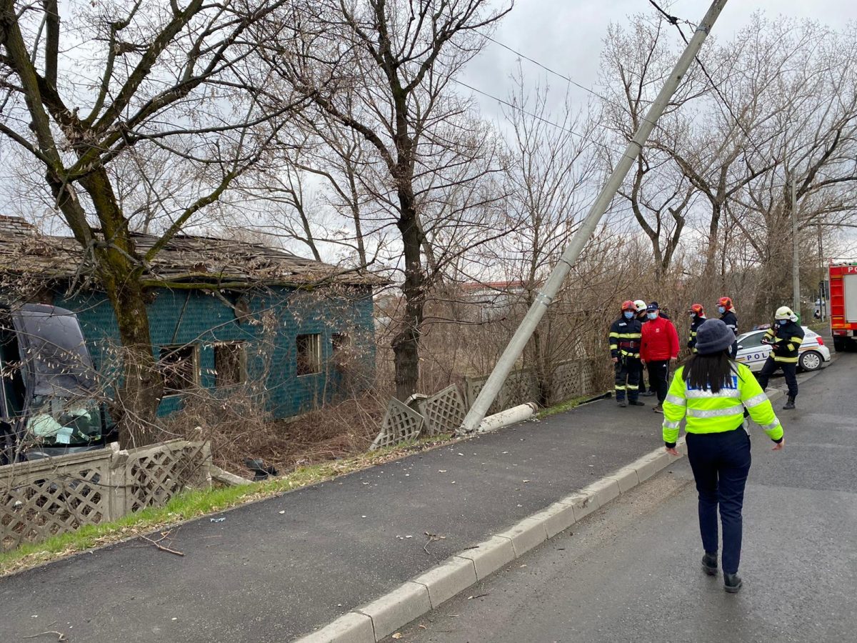 Imagine Stire Șofer băut, cascador de ocazie. A zburat cu mașina și s-a înfipt într-o clădire | 2review.ro