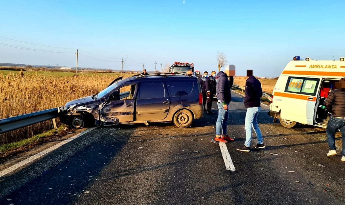 După ce s-au ciocnit două mașini violent în localitatea Gheorghe Lazăr, Ialomița, una dintre mașini s-a răsturnat pe câmp, iar alta a rămas suspendată © ISU Ialomița