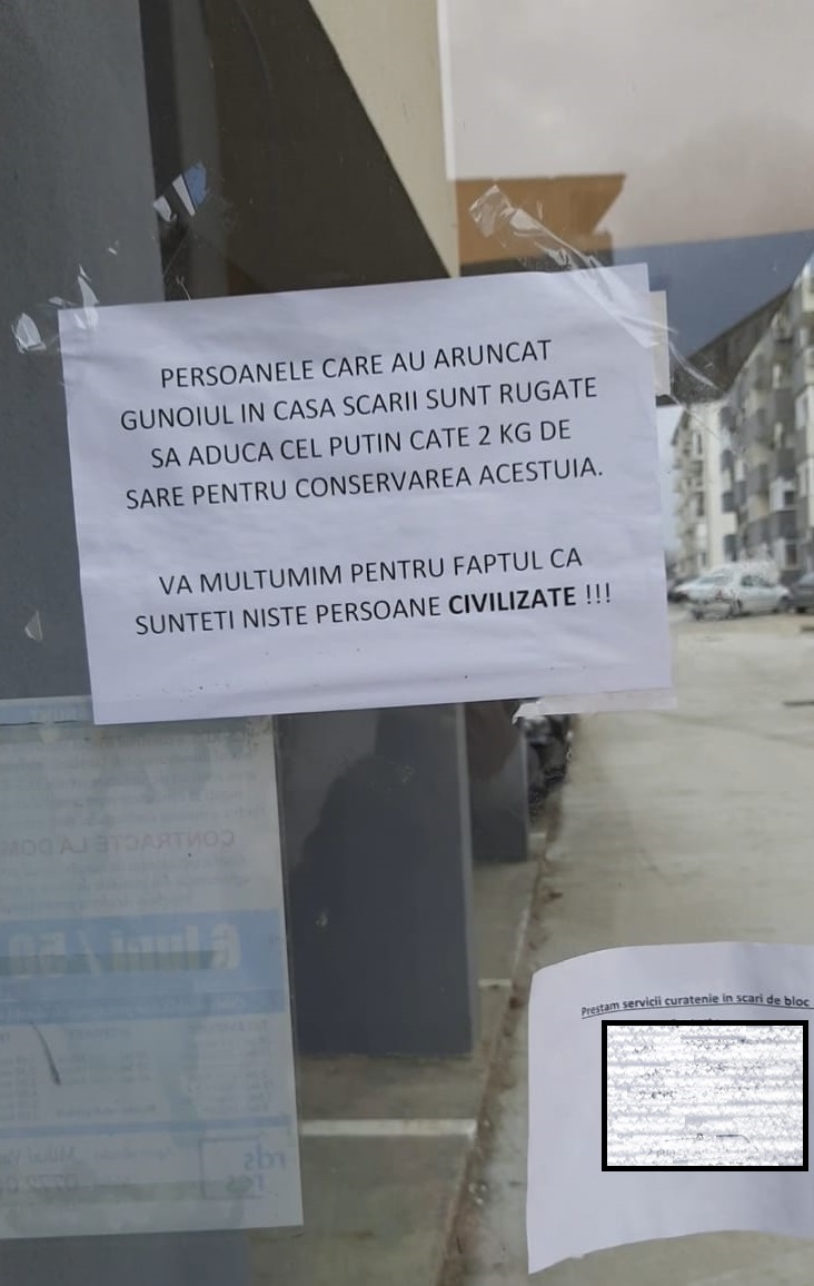 Afișul care îi întâmpină pe locatarii unui bloc nou din Sectorul 4 al Bucureștiului