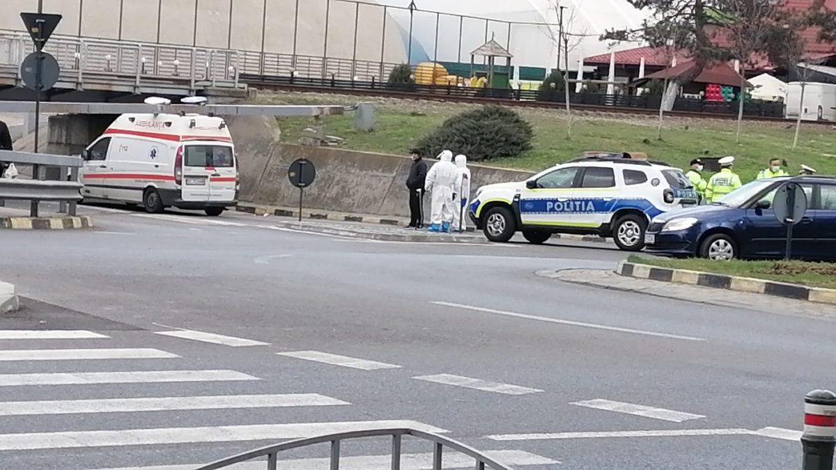 Ambulanţă, blocată sub un pasaj din Râmnicu Vâlcea