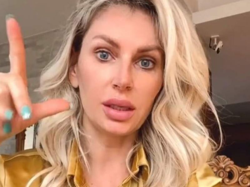 Imagine Stire Andreea Bănică, acces de furie „Mi s-a întors stomacul pe dos!” Ce i s-a întâmplat cântăreței | 2review.ro