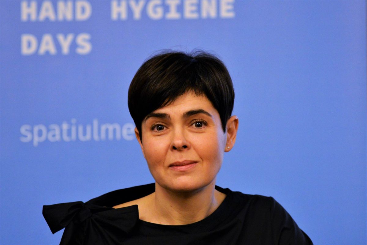 Imagine Stire Dr. Andreea Moldovan avertizează: „Un elev, bolnav de COVID-19 de la şcoală, şi-a îmbolnăvit nouă rude, printre care și bunicii” | 2review.ro