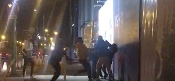 Bătaie ca-n filmele „cu Van Damme” pe stradă, în Timișoara, chiar lângă secția de poliție. VIDEO