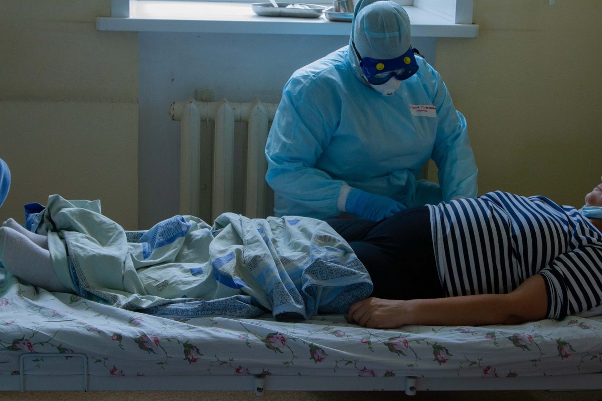 Imagine Stire Cel mai nou bilanț al deceselor COVID-19. Numărul românilor care au pierdut lupta cu boala, în ultimele 24 de ore | 2review.ro