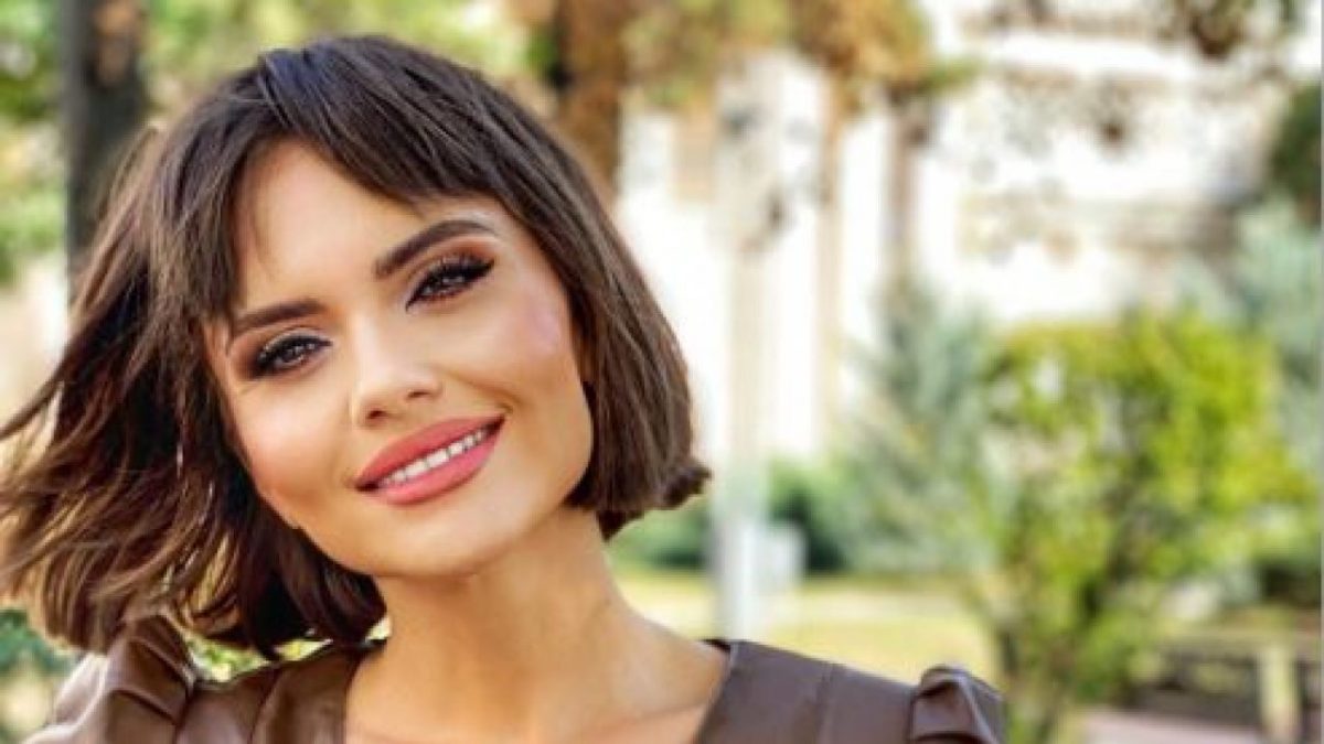 Imagine Stire Cristina Șișcanu a ajuns, din nou, în vizorul internauților! Replica dură oferită de vedetă: „Fata care mi-a scris acel mesaj este o proastă” | 2review.ro