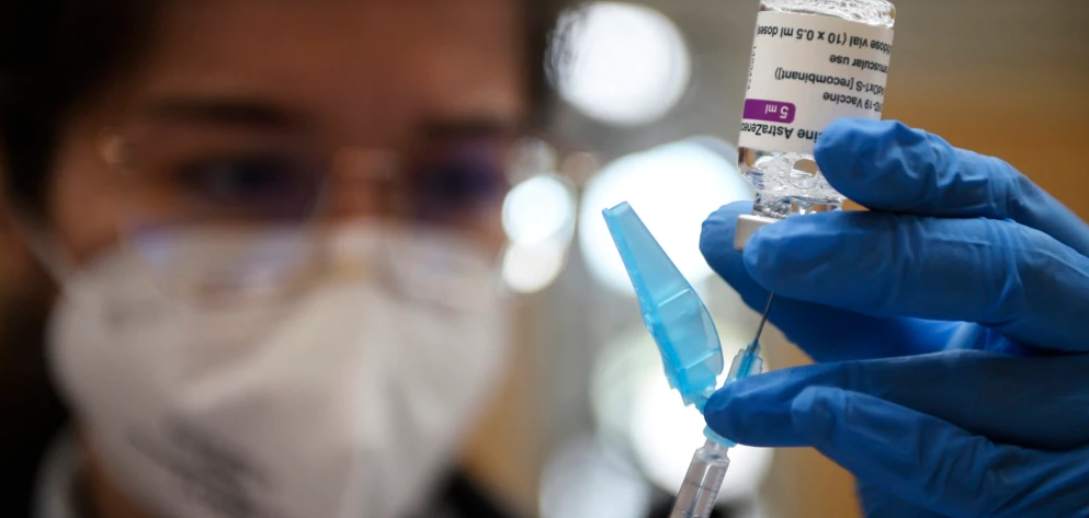 Imagine Stire Decizie finală a Agenției Europene a Medicamentului: Vaccinul AstraZeneca este sigur și eficient | 2review.ro