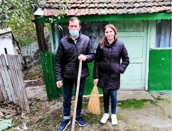Imagine Stire Ce s-a întâmplat pe străzile Bârladului când Vulpița și Viorel s-au întâlnit cu un fan! ”Pleacă, băi, handicapatule!” VIDEO | 2review.ro