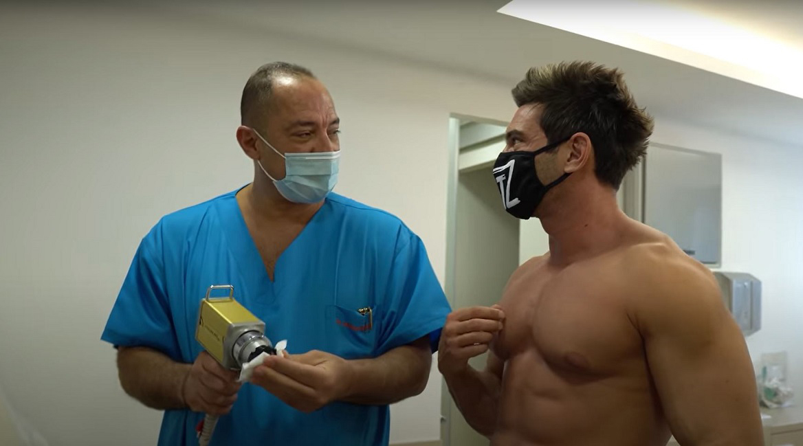 Imagine Stire Dorian Popa, supus unei intervenții după ce a fost consultat de medic: “Sunt chisturi”. Problema medicală poate apărea la oricine are obiceiul dezvăluit de artist | 2review.ro