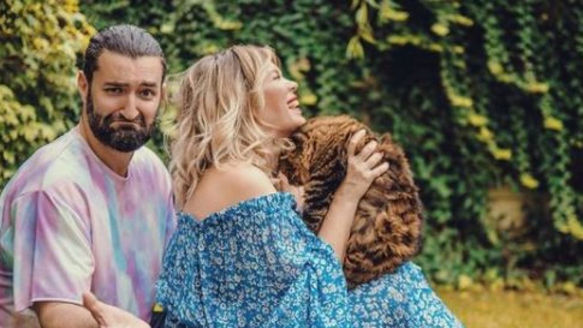 Imagine Stire Cum a îmbrăcat-o Gina Pistol pe Josephine. Prezentatoarea a postat imaginea cu fiica ei și a lui Smiley  pe internet | 2review.ro