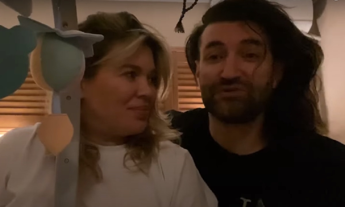Imagine Stire Gina Pistol a născut! Smiley, primele declarații din postura de tătic: „Medicul nostru spune că este perfectă” + prima imagine din spital | 2review.ro