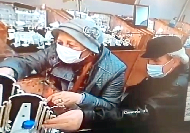 Imagine Stire Doi bătrâni îndrăgostiți de bijuteriile din aur, căutați de poliție pentru furt | 2review.ro