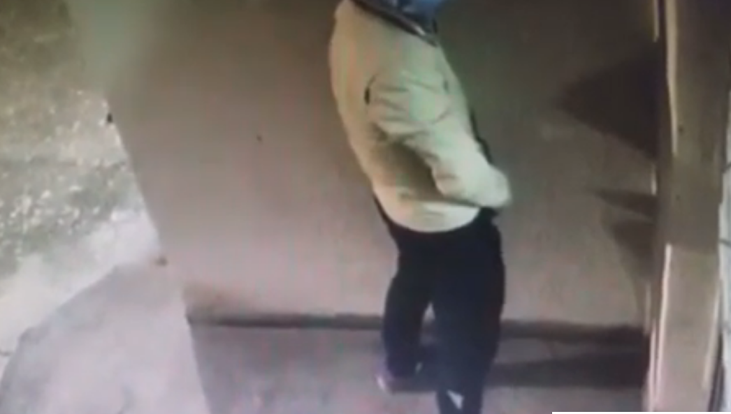 Un bărbat din Mangalia a urinat pe scara blocului! Nu i-a păsat că era filmat