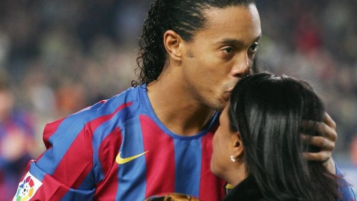 Imagine Stire Celebrul Ronaldinho este în depresie, după ce mama lui, a fost ucisă de noul coronavirus. Prietenii sunt îngrijorați: „El nu vede că îi fac foarte mult rău” | 2review.ro