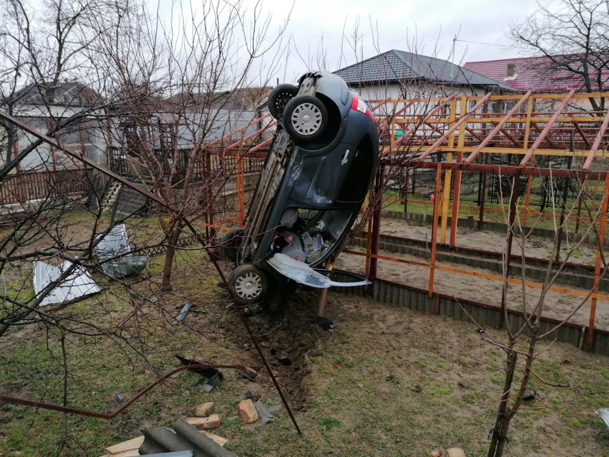 Imagine Stire Cascadorie fără voie în Bacău. O mașină s-a înfipt în pământ după un accident | 2review.ro