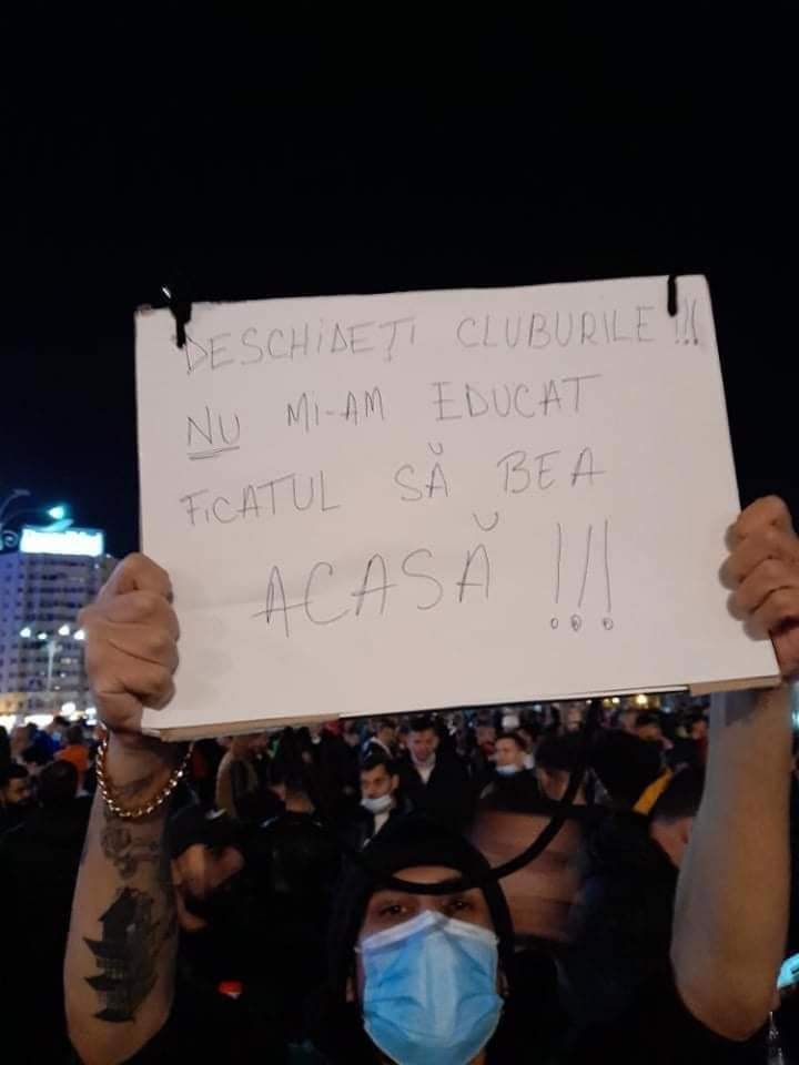 Mesajul fabulos scris de un protestatar din București pe o pancartă © Facebook