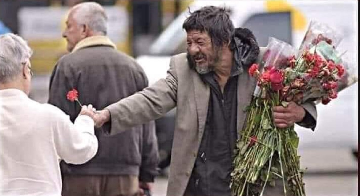 Gestul copleșitor făcut de un om al străzii din București. A împărțit flori la doamne și domnișoare, chiar dacă nici nu are ce mânca – unii l-au acuzat că le-a furat din cimitire