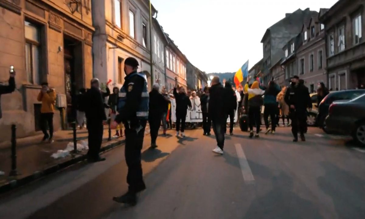 Imagine Stire Imaginile zilei vine de la Brașov. Un bolnav de COVID, cu masca de oxigen pe față, privește pe geam protestele din stradă. FOTO | 2review.ro
