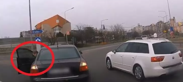 Imagine Stire Un șofer neglijent a tăiat calea unui alt bărbat, dar a amuțit când a văzut cine era acesta | 2review.ro