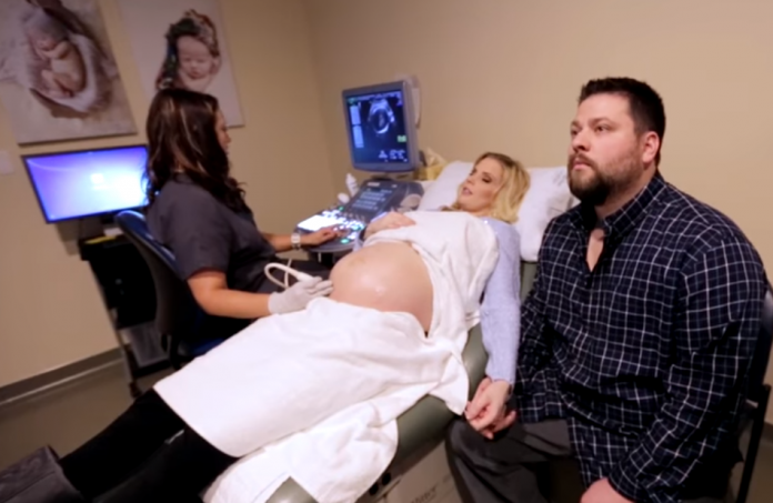 Incredibil! O femeie a rămas însărcinată cu doua perechi de gemeni identici, patru fetite