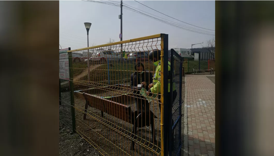 Imagine Stire Un bărbat a fost sancționat pentru că stătea pe o bancă într-un parc pentru copii. Ce spun oamenii legii | 2review.ro