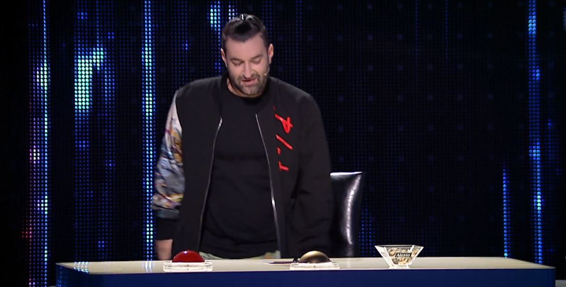 Imagine Stire Smiley a căzut de pe scaun la Românii au Talent. Artistul a fost ”doborât” de prezența unei rusoaice | 2review.ro