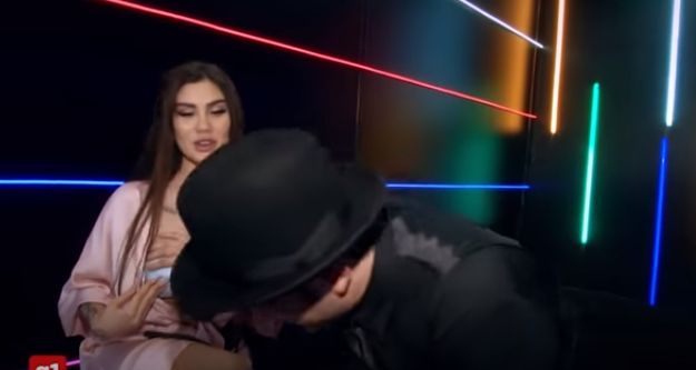 Imagine Stire Ce nu s-a văzut la Tv. Vlad Drăgulin a atins-o în zonele intime pe Bia Khalifa, la iUmor VIDEO | 2review.ro