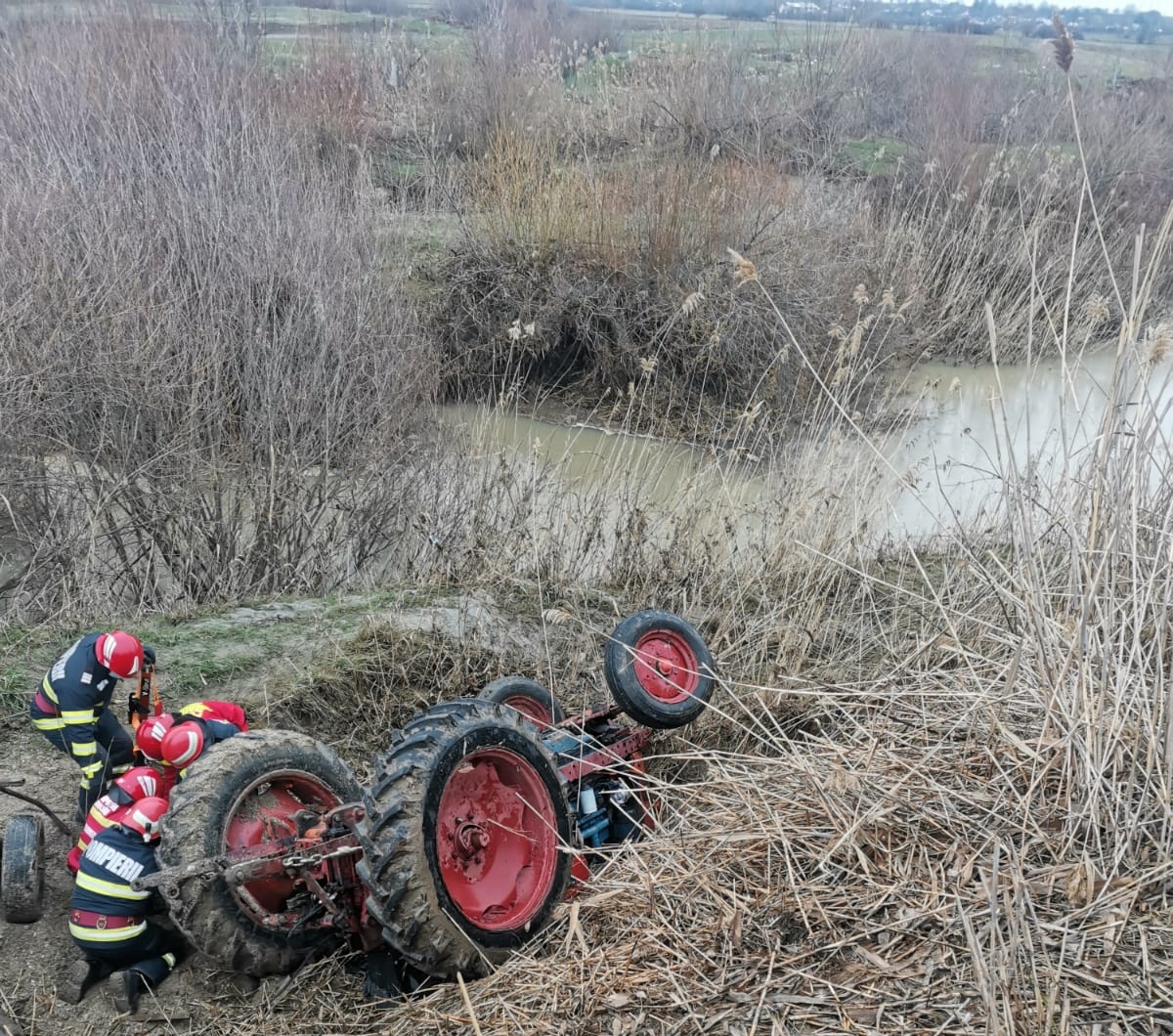 Un tânăr din Tătărăștii de Sus a fost strivit de tractorul pe care lucra, după ce s-a răsturnat într-un șanț 