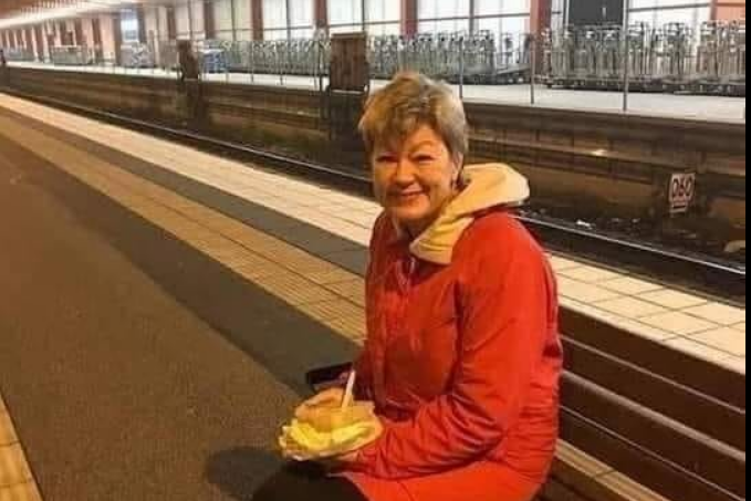 Imagine Stire Imaginea de milioane! Ylva Johansson, ministrul Muncii din Suedia, surprinsă pe peronul gării în timp ce ia masa | 2review.ro