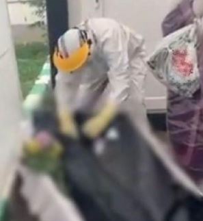Imagine Stire Scandal în Târgoviște. Femeie băgată într-un sac și aruncată în sicriu. “Nu a avut COVID, au scris după aceea cu pixul că are!” | 2review.ro