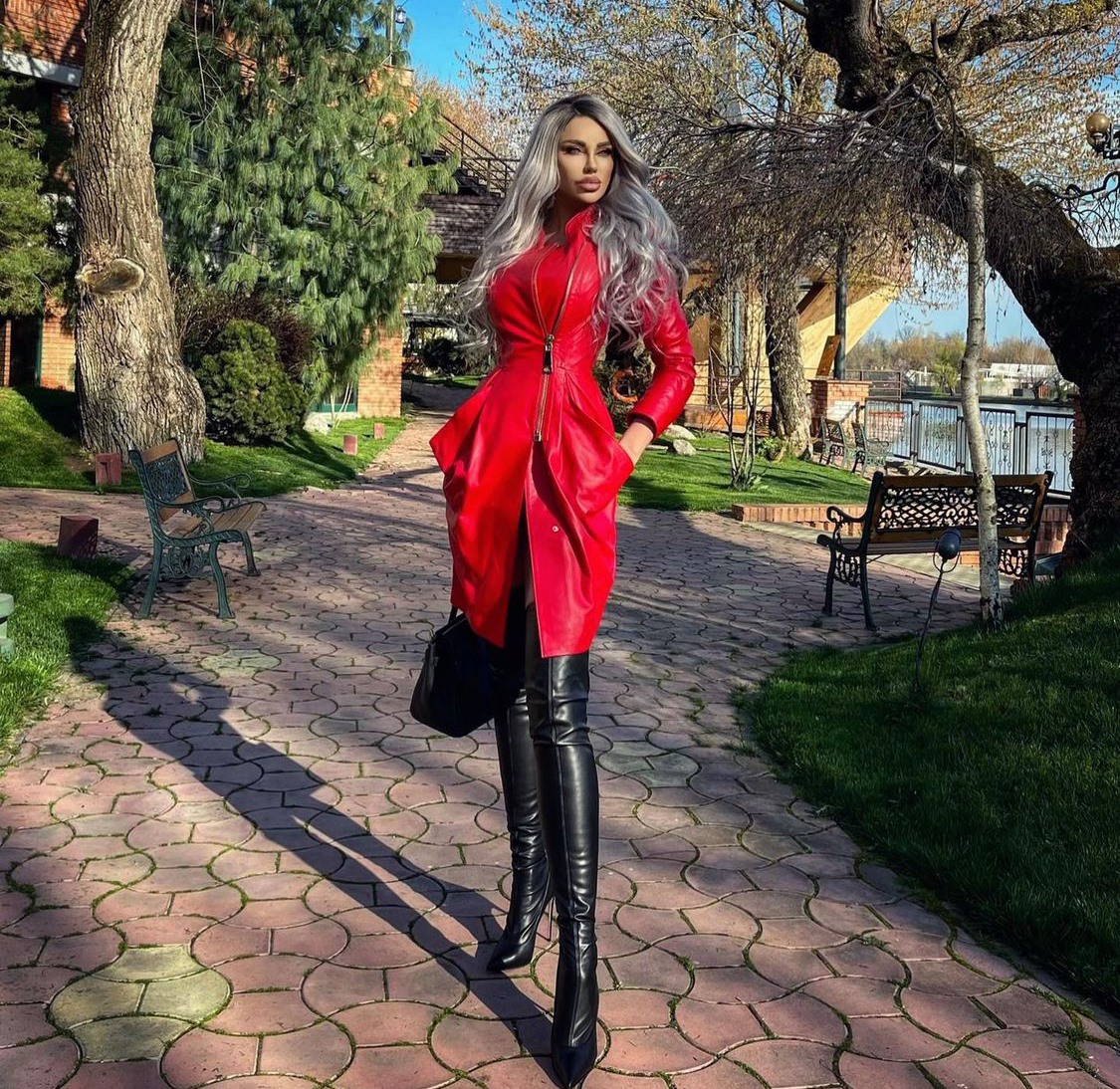 Imagine Stire Bianca Drăgușanu, ironizată pe internet, după ce a postat o fotografie „dubioasă” cu ea „Are șoldul dislocat?” | 2review.ro
