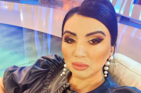 Imagine Stire Adriana Bahmuțeanu, cu masca de oxigen pe față, în plină pandemie de COVID. “Fac un tratament!” | 2review.ro